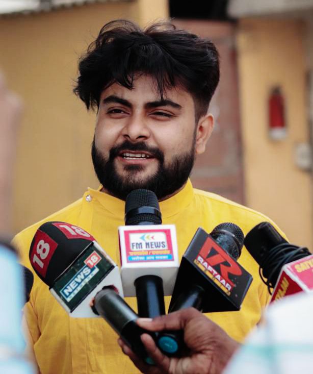 Advocate Alok Kumar speaking with media microphones