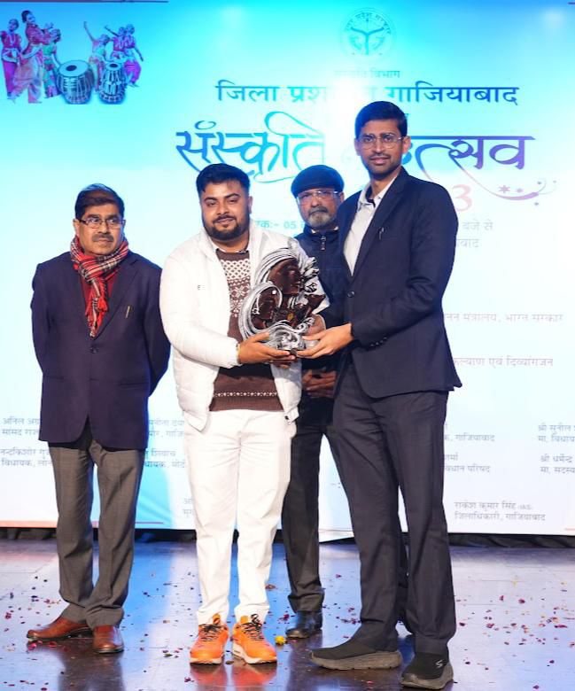 Rashtriya Geetkar Alok Kumar image from public life